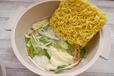 【3COINS　ビストロヌードル】水と野菜、麺を入れてチンするだけ