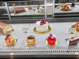 【Atelier Y】ショーケースはミュージアムのよう。中央はショートケーキ12センチ（3800円）