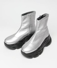 「オリジナルストレッチスニーカーブーツ」シルバー 8,000円(税込)