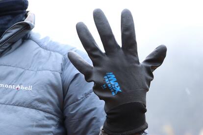 ワークマンの「防寒グローブ」は、雪の作業や登山でも耐えられる強靭さ