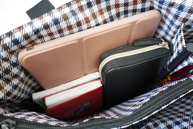 【『GLOW（グロー）4月号』付録「Aquascutum（アクアスキュータム）」トートバッグ】B5サイズが縦に入るポケット