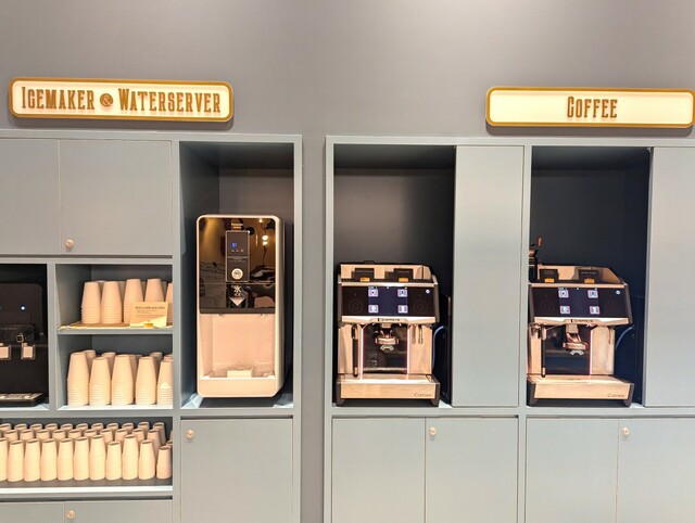 【星野リゾート 1955 東京ベイ】「Food＆Drink Station」には無料の水やお茶も