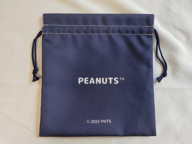 PEANUTSのロゴが描かれています
