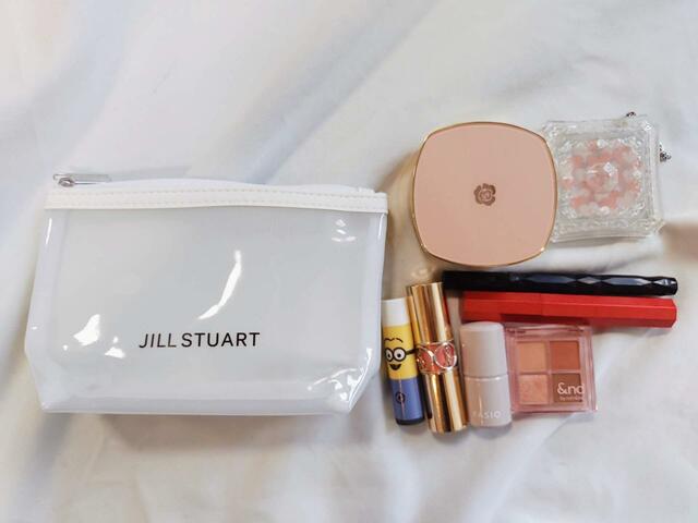 ポーチに入れたコスメを出してみた