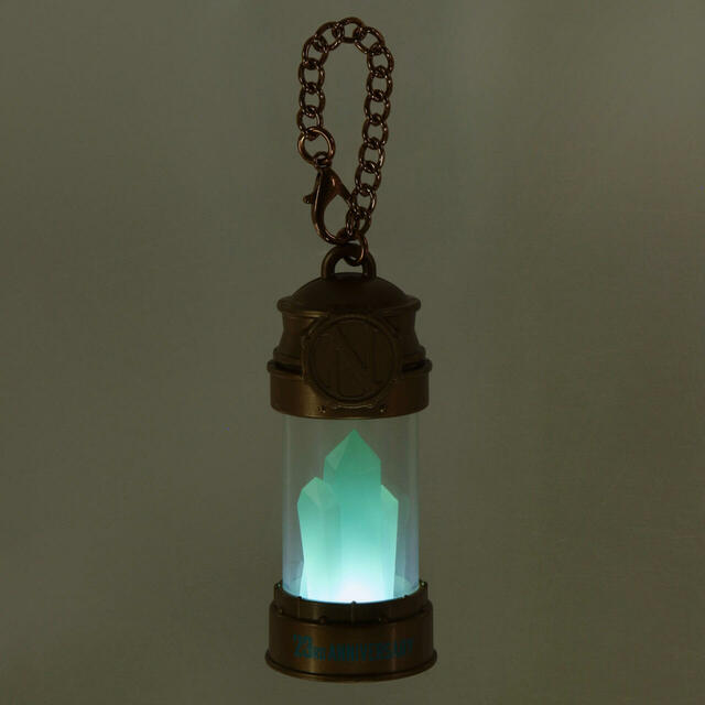 バッグチャーム 2,200円｜東京ディズニーシー開園23周年をお祝いするグッズ｜販売店舗：東京ディズニーシー「ノーチラスギフト」｜発売日：2024年9月4日（水）