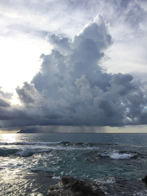 ハッピーいなか浜／ウミガメの 産卵場所として 有名な永田浜。 洋上を積乱雲が 雨を降らせながら 移動して行く。　<a href=