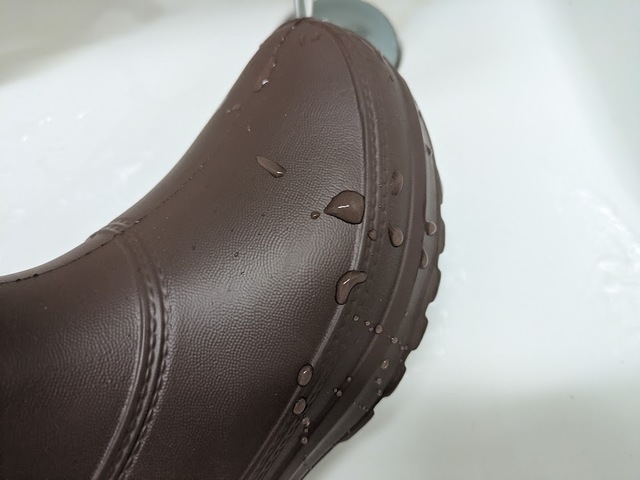 【ワークマン レディース防寒EVAレインブーツ】水をかけても内側に染み込むことはなし。冷たさも全く感じないのが凄いポイント!