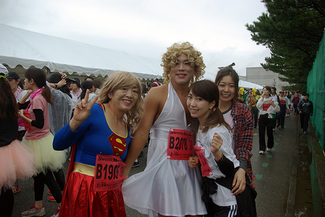 給スイーツ所でマリリンモンロー？の仮装ランナーとパシャリ！