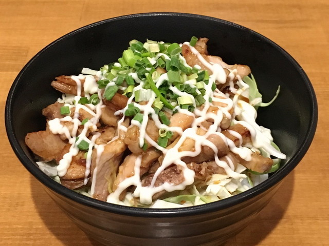 「町田肉バル鶏豚丼」(1080円)