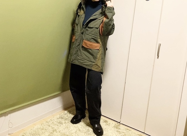 【ワークマン レディース撥水ウォームマウンテンパーカー】丈長めのワイドパンツ、革ブーツを合わせることでスタイルアップ