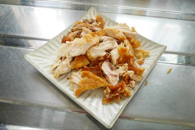 【ケンタッキー 豆乳スープ】チキンをほぐして温めます