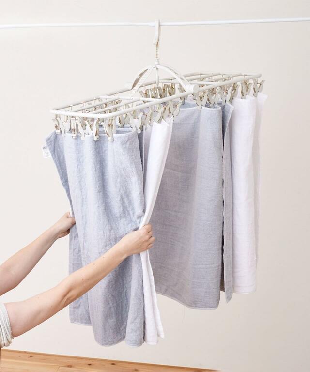 【3COINS×新生活おすすめグッズ】10「引っ張るだけ44ピンチハンガー」1,650円（税込）真下に向かって洗濯物を引っ張るだけで簡単に外れる仕様