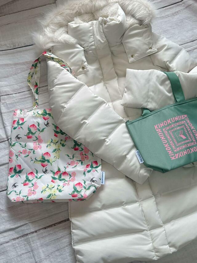 ホワイトのロングダウンに合わせてみました。バッグがアクセントになっています♪