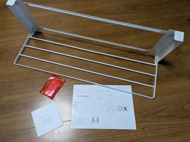 【山崎実業 tower ウォール 折り畳み バスタオルラック】工具不要！付属の石こうボードピンまたは木ネジで簡単に取り付けられます