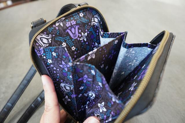 メインの収納は約17cm開く