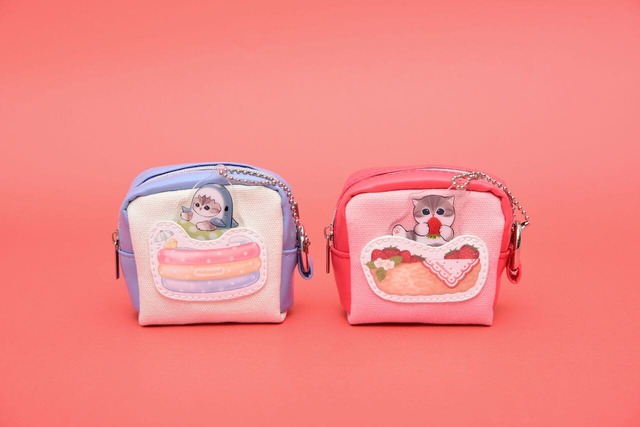 【「ファミリ〜にゃ〜ト大作戦！」mofusandチャーム付きミニポーチ 1,760円】全国のファミリーマート約5,000店で発売のポーチ2種類！