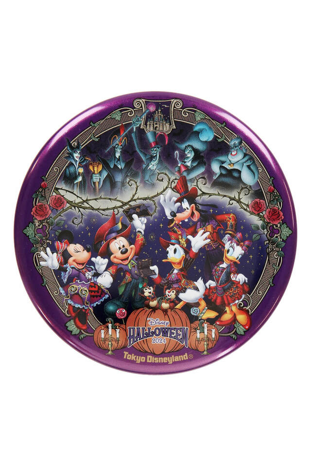 カンバッジ 500円｜東京ディズニーリゾート「ディズニー・ハロウィーン」スペシャルグッズ｜販売店舗：東京ディズニーランド「ディズニー＆カンパニー」｜発売日：2024年9月30日（月）