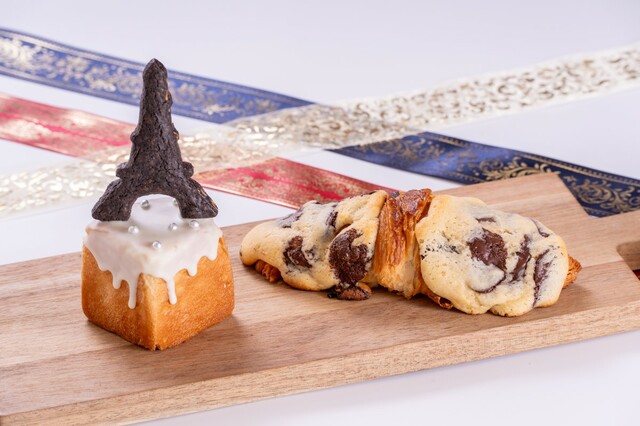 【富士急ハイランド・リサとガスパール タウン】左から「エッフェル塔のスーベニアパン」350円、「クルッキー」450円／カフェ ブリオッシュ