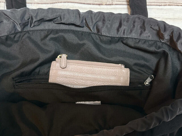 財布代わりのフラグメントケースやイヤホンなど、細々したものは内側のオープンポケットに入れられるため、バッグの中で迷子になりにくい