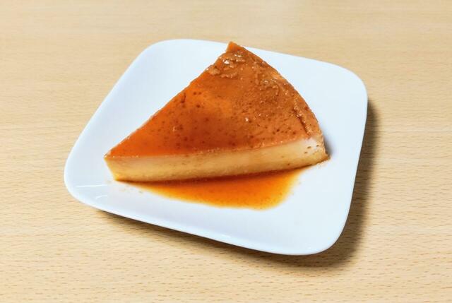 【コストコ　キャラメルフラン　1P　1698円】生地は硬め＆なめらかな舌触り。品のある甘さも◎
