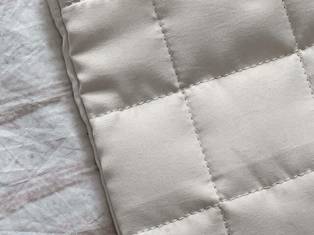 素材はナイロンとポリエステルの複合繊維。マットなマットな質感で肌ざわりの良い生地です