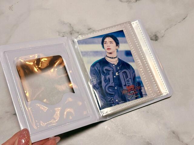 【パペットスンスン×サンキューマート／コレクトブック】中のポケットに入れるとこんな感じ。トレカやチェキだけでなく、ポイントカード類の整理にもぴったり♪