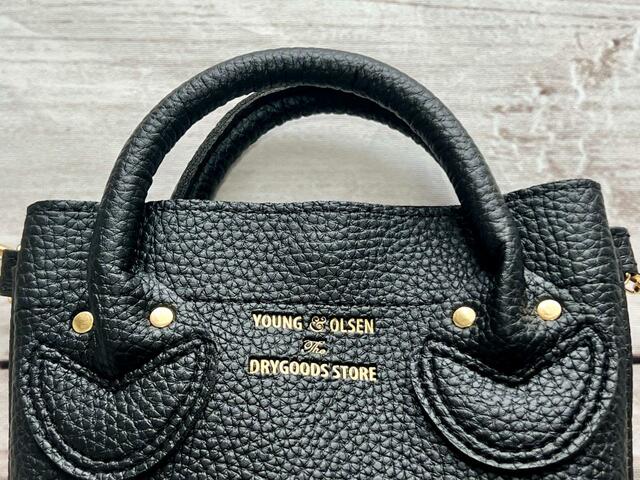 【YOUNG & OLSEN（ヤングアンドオルセン）スマホショルダーバッグ】ブランドのアイコンでもあるトートバッグがモチーフになっているデザイン