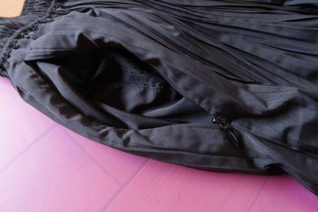 レディース撥水ランダムプリーツスカート(税込1,900円)ブラック/ポケットのファスナーと内側も本体と同系色に