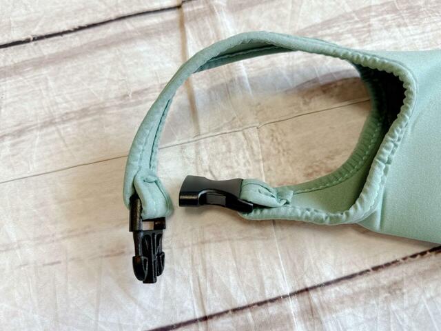 ワンタッチバックル付きで、バッグの持ち手につけられます