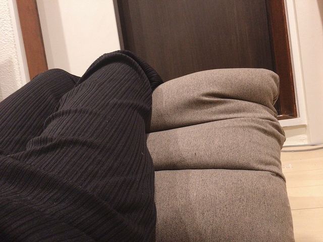 【カインズ 枕にもなる背もたれ座椅子 Lepoco ブラウン】寝転びながら足を載せて、むくみ防止に