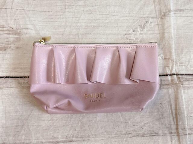 かわいいピンクのフリル付きポーチ！