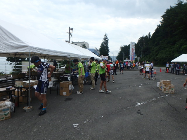 ツール・ド・東北2015/エイドの温かな雰囲気に、ついつい腰を下ろして長居してしまう