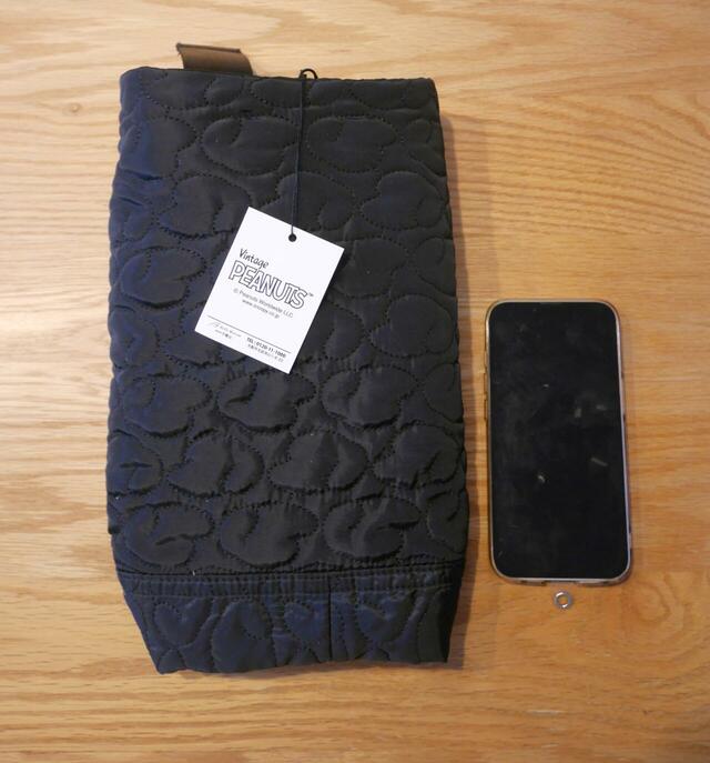 【ベルメゾン　軽量ワッペン付きショルダーバッグ 『スヌーピー』】折りたためばこんなにコンパクトに！旅行用のサブバッグとしても活躍してくれそうです◎