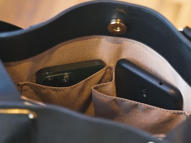 【セオルー busy】裏地に明るい色を採用。スマホ2個持ち派も安心の内ポケット付き。 