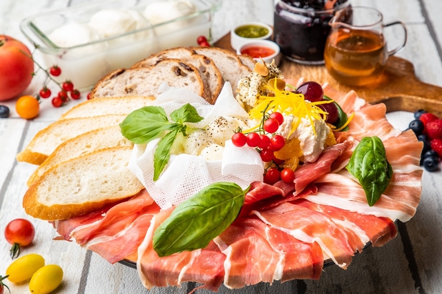 手づくりフレッシュチーズ&生ハムプラッター