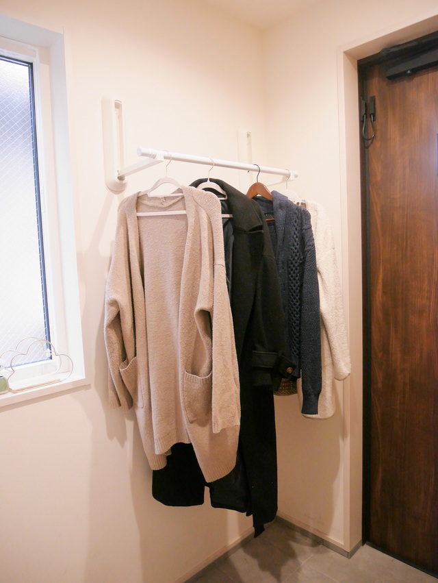 【ベルメゾン】浮かせて干す！ピンで設置できる「壁付け物干しショート」｜アウターをサッと掛けられて便利！