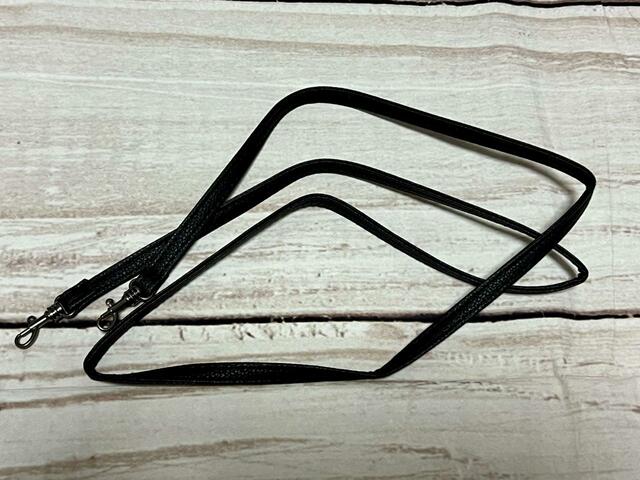 ななめ掛けした時にバランスよく持てる長さのショルダーストラップ