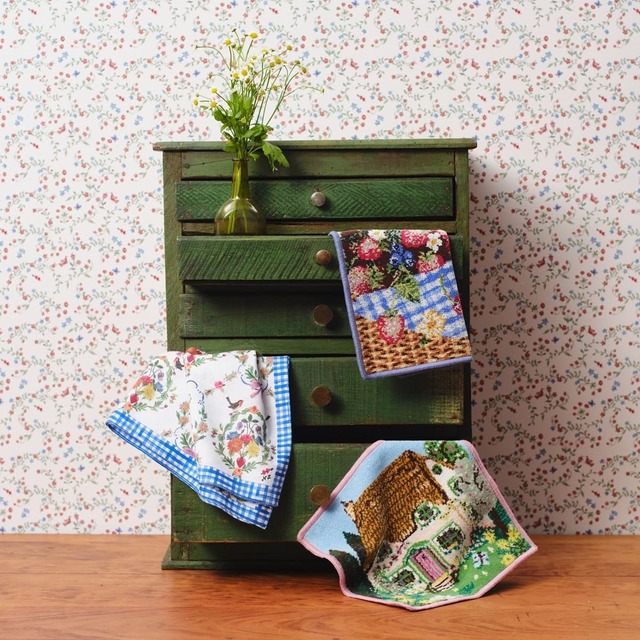 【Afternoon Tea LIVING】シェニールミニタオル(イチゴ/コテージ) 各¥2,750、ハンカチ ¥1,760