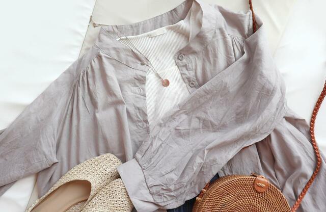 【DAY CLOSET 羽織れる2WAYパフスリーブナチュラルフレアシャツワンピ】ボタンを開けて羽織風に。カジュアルさとおしゃれ度が上がる！