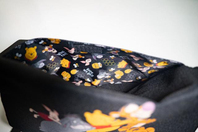 ショルダーバッグ 2,900円｜サイズ：縦約19×横約27cm（ストラップ）長さ約62～119cm｜販売店舗：東京ディズニーランド「プーさんコーナー」、東京ディズニーシー「ベッラ・ミンニ・コレクション」