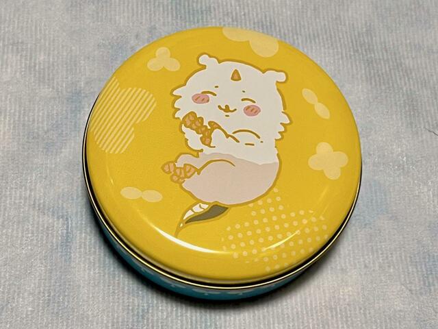 【ちいかわ　プチキャン2】4つ目：自分の力の大きさを思い出し、夜中に嬉しそうにしているあのこのシーン。闇深い…