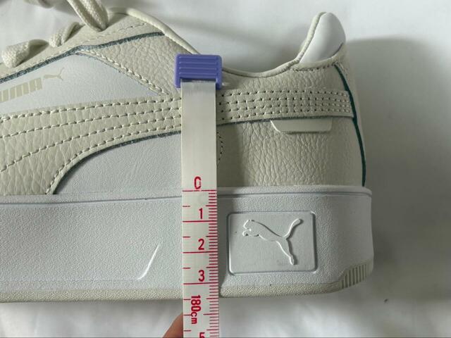 【PUMA ウィメンズ キャリーナ ストリート スニーカー】底の厚みは約3.5cm。スタイルアップ効果も期待できそう♪