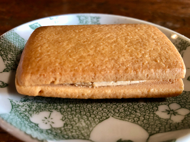 【無印良品　栗のクリームサンドクッキー】手のひらサイズのクッキー生地には練乳が練り込まれている