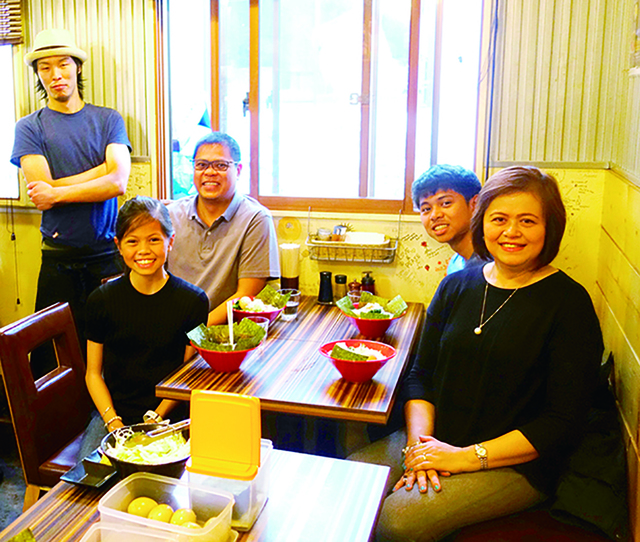 ラーメン体験のプロセス4：記念撮影／自分が作ったラーメンに名前をつけて記念撮影＆実食！自分でつくったラーメンは格別。北海道産小麦100％でつくられた麺も◎