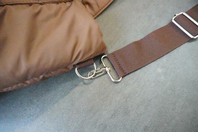 バッグ側面についたDカンに繋げて使う