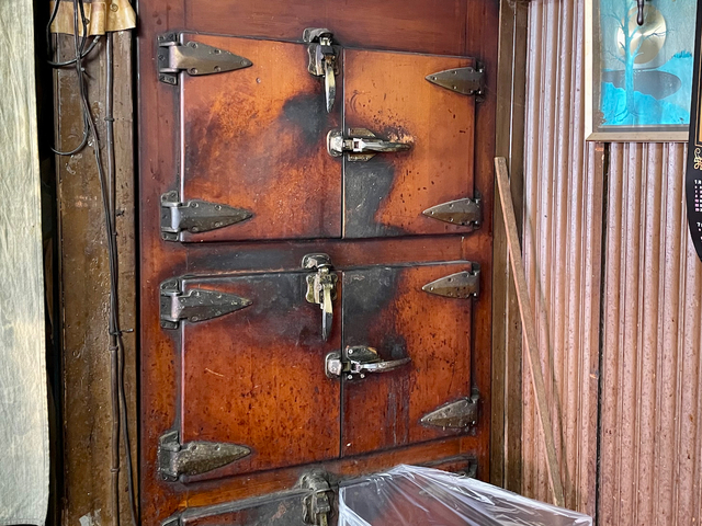 【菊屋】電気冷蔵庫が普及する以前の、氷で冷やした木製冷蔵庫