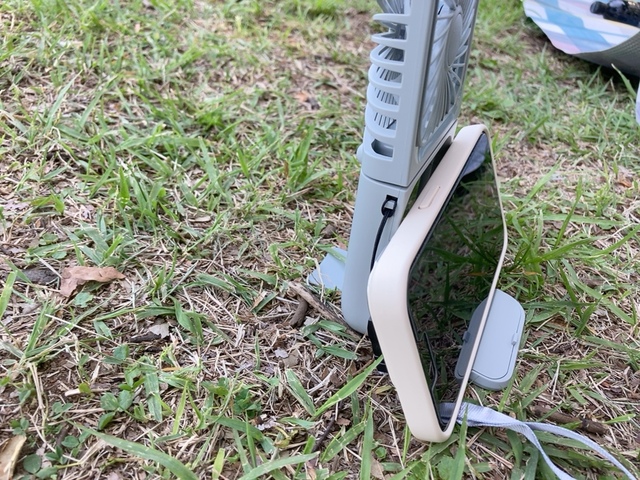 【3COINS 4WAYハンディファン】ファンの表と裏のスタンドを開くとスマホスタンドに！