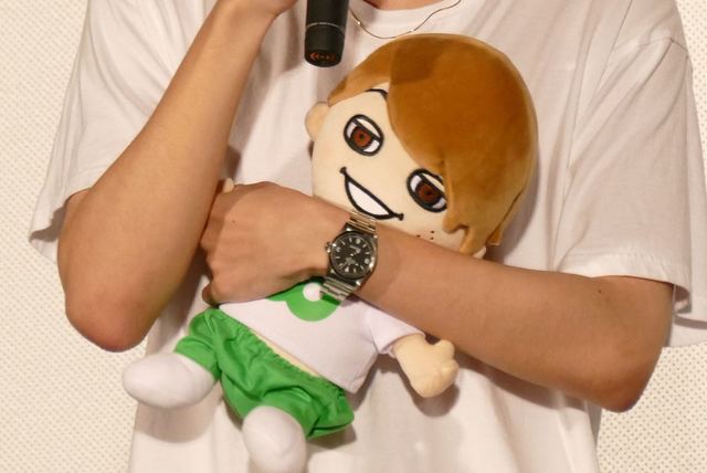 大倉の人形を“抱いて”登場した成田