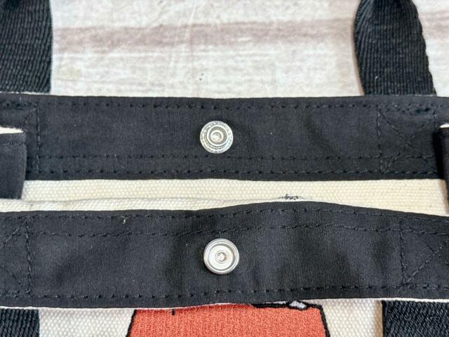 口はスナップボタン付きで安心して持てますよ♪