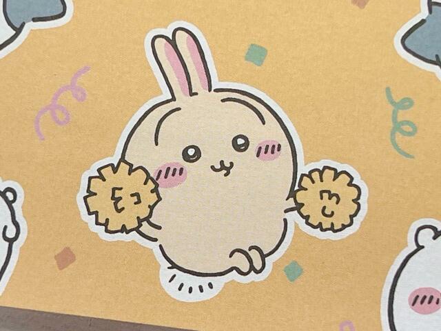 うさぎもポンポンを持って応援しています。小さな足がかわいい♪